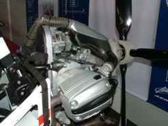 BMW-Motor mit Kraftstoffeinspritzung; zum Vergrößern auf Bild klicken